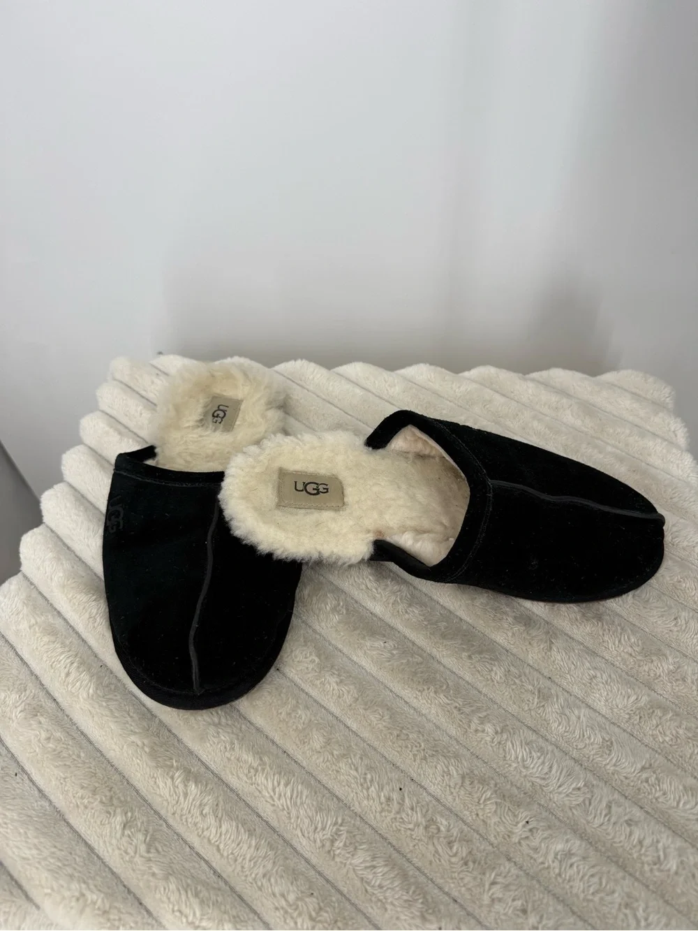 UGG Men’s Scuff Black Shearling-Lined Slippers size 8